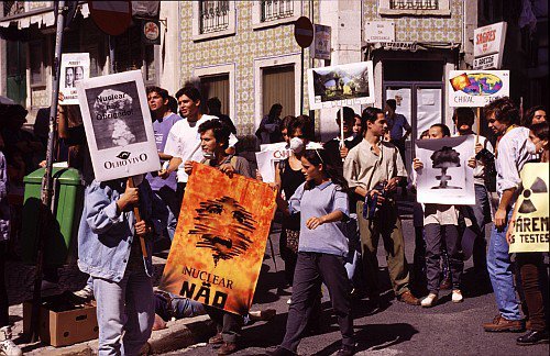 1995, Setembro - Protesto conjunto com a associação Olho Vivo junto à embaixada de França contra o reinício dos testes nucleares franceses no Pacífico. © QUERCUS